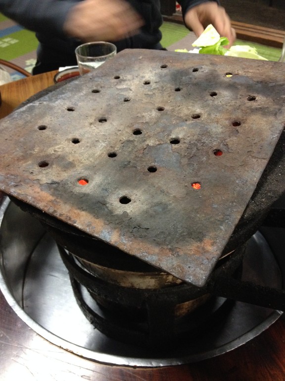 長年、肉の旨味が染み込んだ鉄板。清潔感は西成の道路で焚き火してる方々のドラム缶レベル。